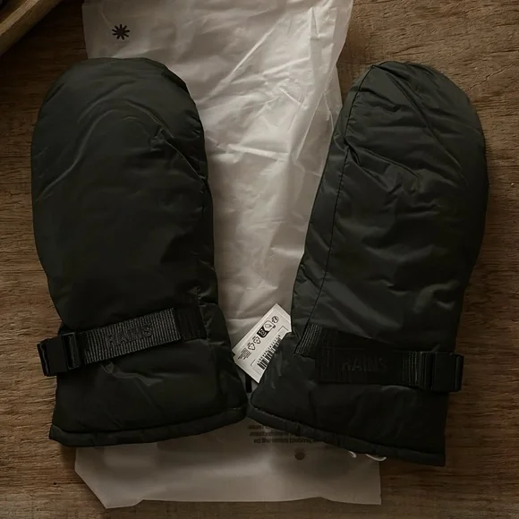 Vardo mittens medium rains new with tags - Picture 2 of 4